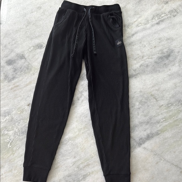 ALO Yoga Women's Black Cropped Hoodie and sweatpants set - Picture 11 of 14